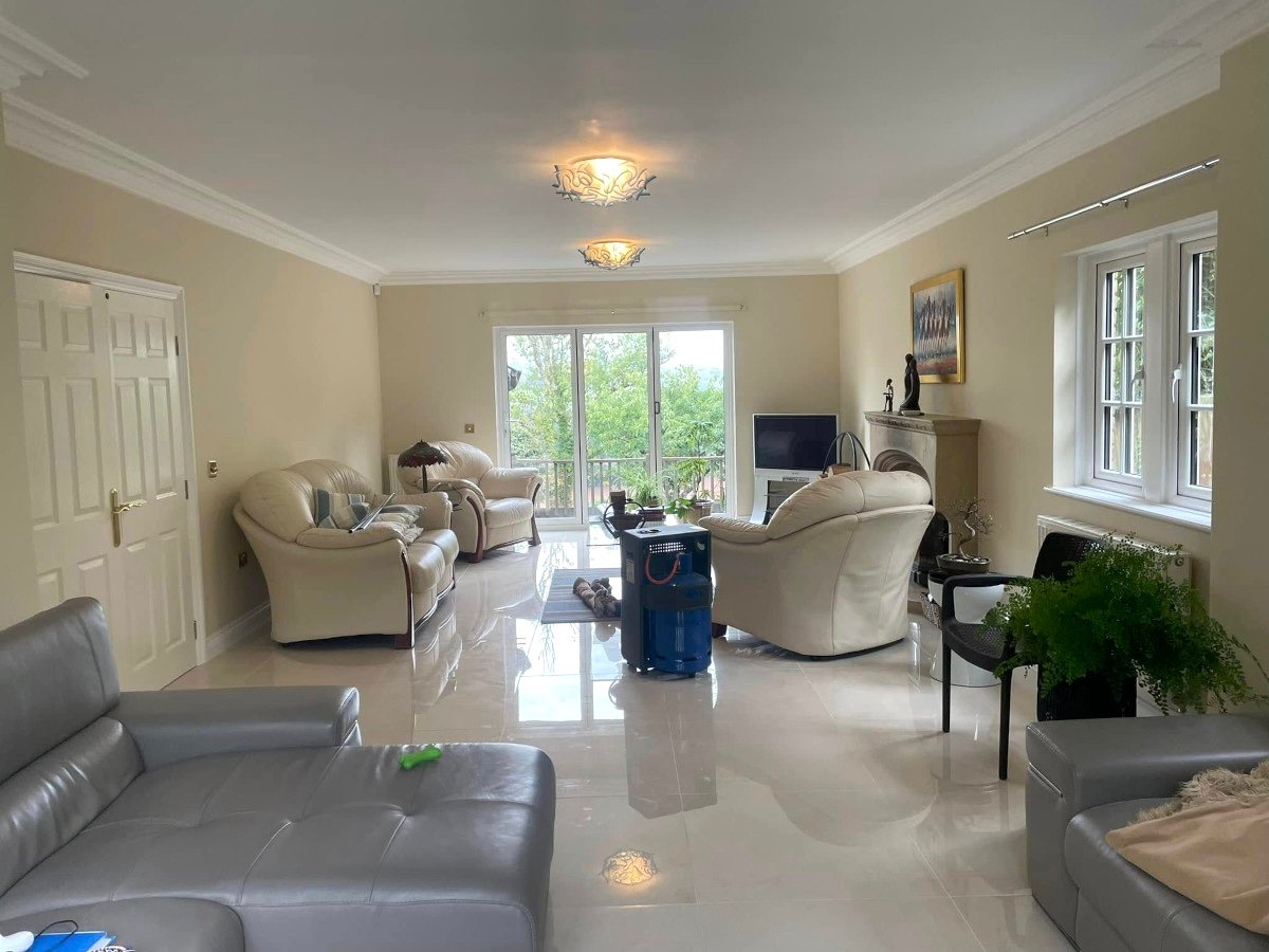 living-room-grey-painted-walls-bay-window-newport-orchid-decor Living room with grey painted walls and bay window in Newport home