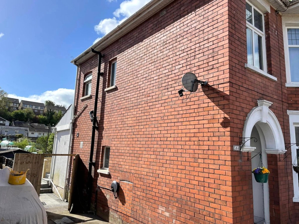 newport-brick-wall-house-before-painting-orchid-decor newport brick wall house before painting orchid decor