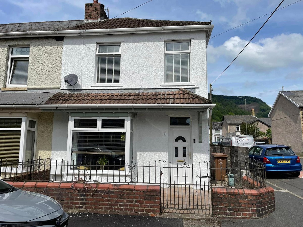 newport-terraced-house-exterior-front-painted-orchid-decor newport terraced house exterior front painted orchid decor